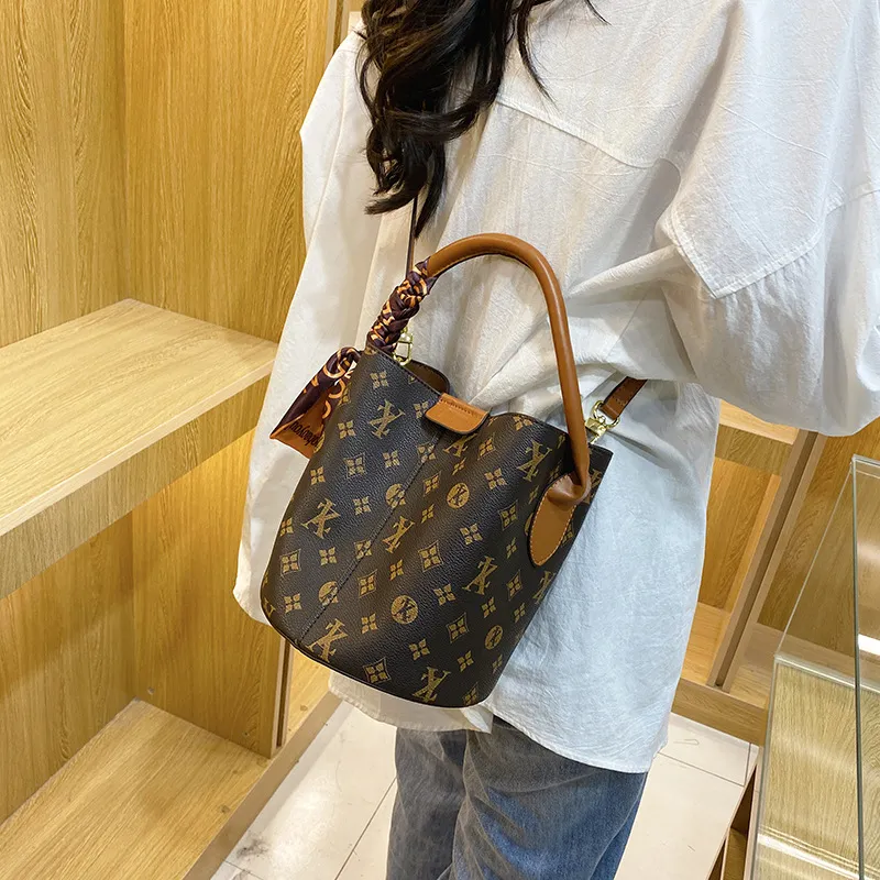 Luxury handbag designer bag bucket bag women's handbag new fashion printed bucket bag, with integrated shoulder crossbody bag 2025