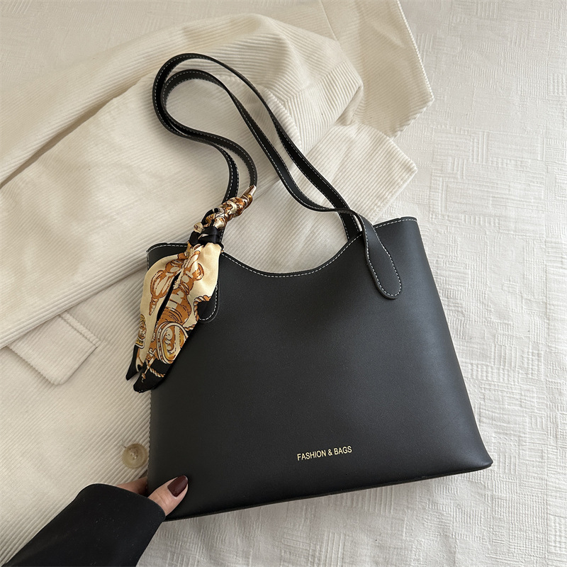 designer Summer New Fashionable Large Capacity Retro Casual 2025 Simple Women's Niche Textured Shoulder Tote Bag