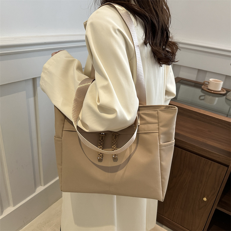 designer Minimalist Korean Style Large Capacity Commuter Tote Bag 2025 Winter New Lightweight Fashion Casual Shoulder Underarm Women's Bag