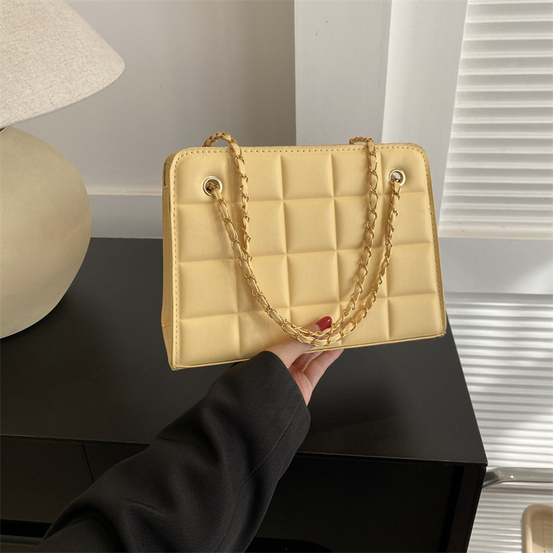 Top brand high-quality new free designer bag 2025 new chain plaid bag small diamond embroidery fashionable retro texture crossbody bag brand new free 