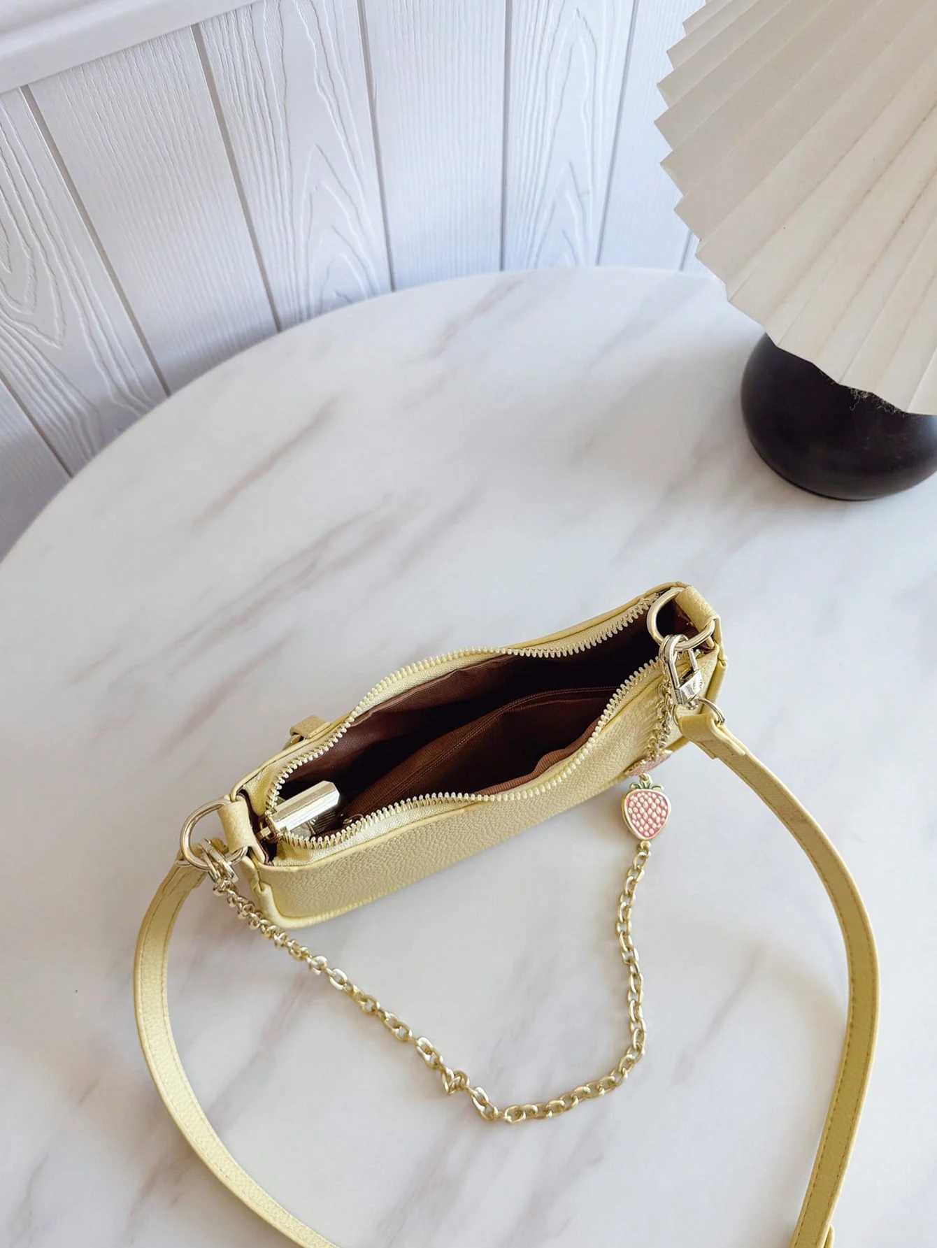 New Fi Classic Joker Solid Color PU Waterproof Fabric E-Shoulder Baguette Bag Strawberry Metal Chain Decorated Underarm XJ250605