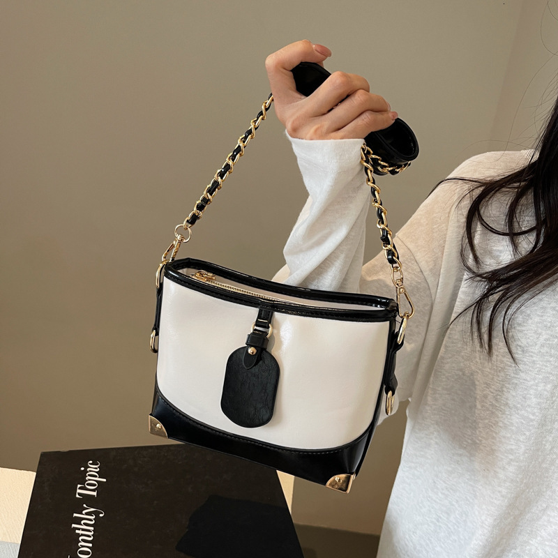 Free Shipping Designer Bag High End Korean Fashion Contrasting Single Shoulder For Women In Summer 2025 New Large Capacity Commuting Diagonal Cross Bu
