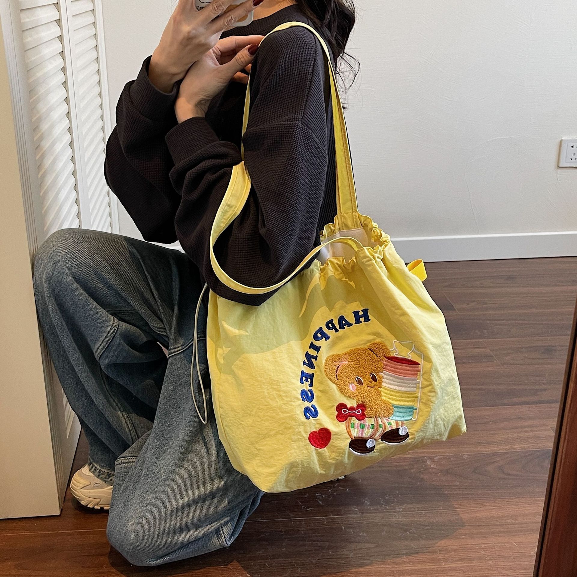 designer 2025 New Cartoon Canvas Bag Large Capacity Student Class Commuter Shoulder Bag Casual Versatile Handheld Tote Bag