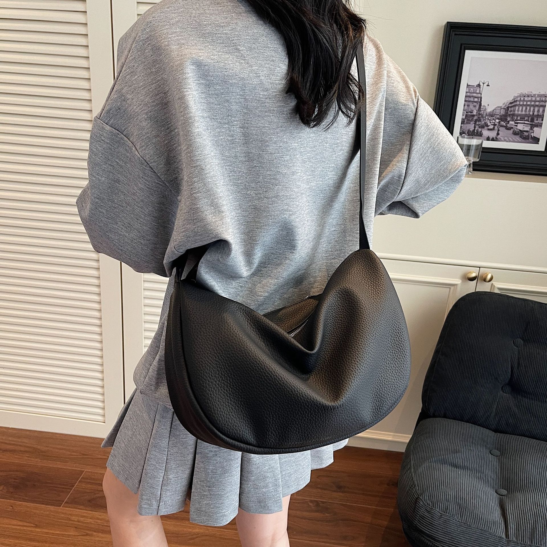 designer Soft Leather Vintage Large Capacity Bag for Women 2025 New Early Autumn Versatile Commuter Crossbody Bag Internet Celebrity Single Shoulder D