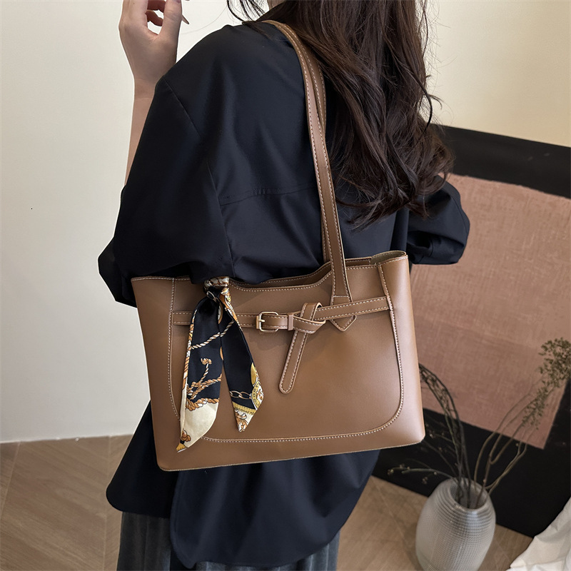designer 2025 Spring New Fashion Trendy Casual Large Capacity Bag for Women Simple Niche Design Shoulder Tote Bag