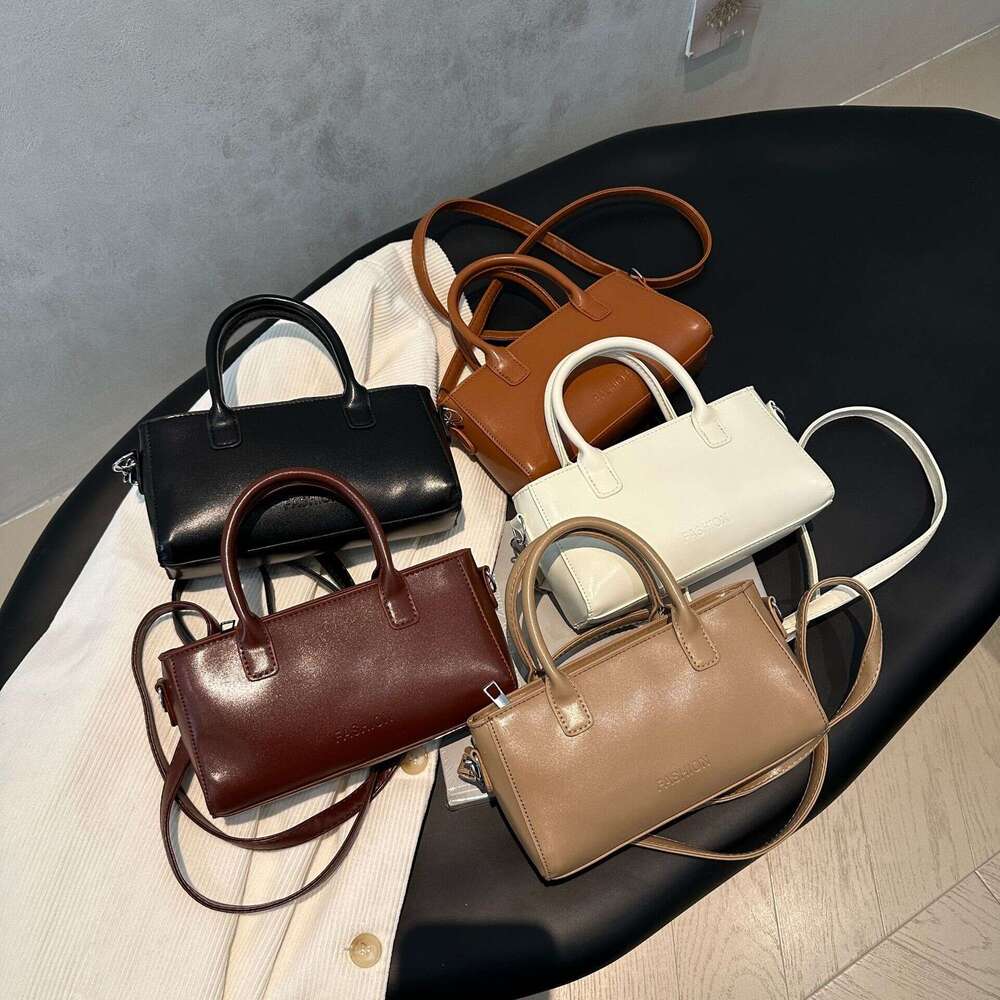 2025 New High-End Niche Handbag for Women, Fashionable Commuter Bag, Shoulder and Crossbody Bag Trend