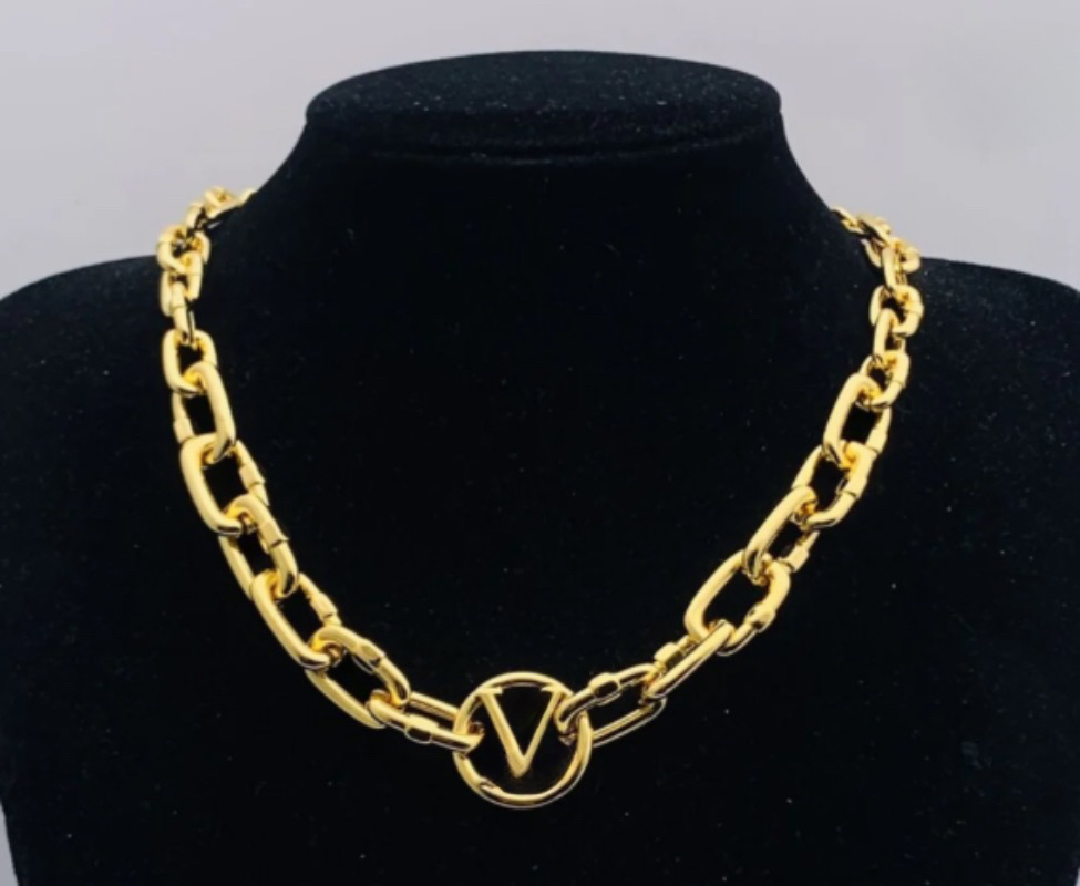 Classic Medieval Niche Designer Brand Chain Necklace European and American Exaggerated Thick Chain Letter Pendant Necklace Luxury Jewelry Fashion Item