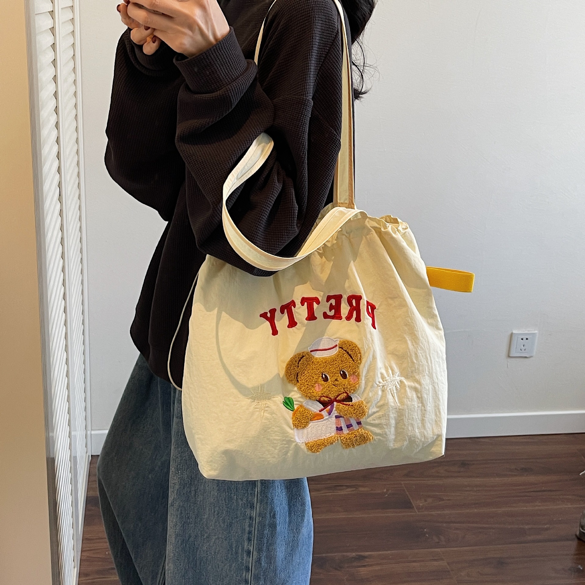 designer 2025 New Cartoon Canvas Bag Large Capacity Student Class Commuter Shoulder Bag Casual Versatile Handheld Tote Bag