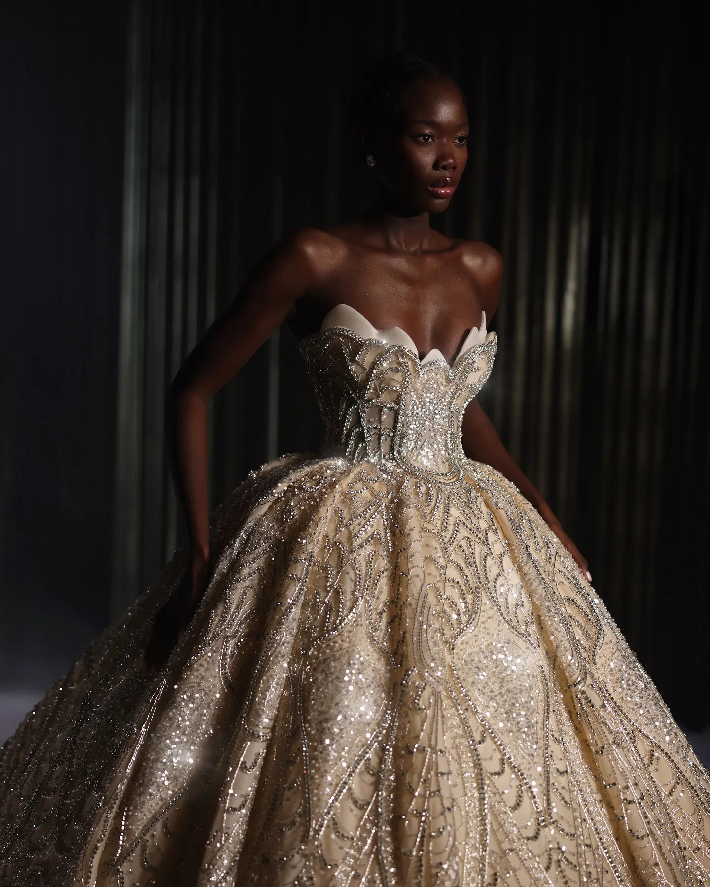 Gorgeous Champagne Crystal Ball Gown Wedding Beaded Strapless Bridal Gowns Arabic Sequined Sweep Train vestido de novia