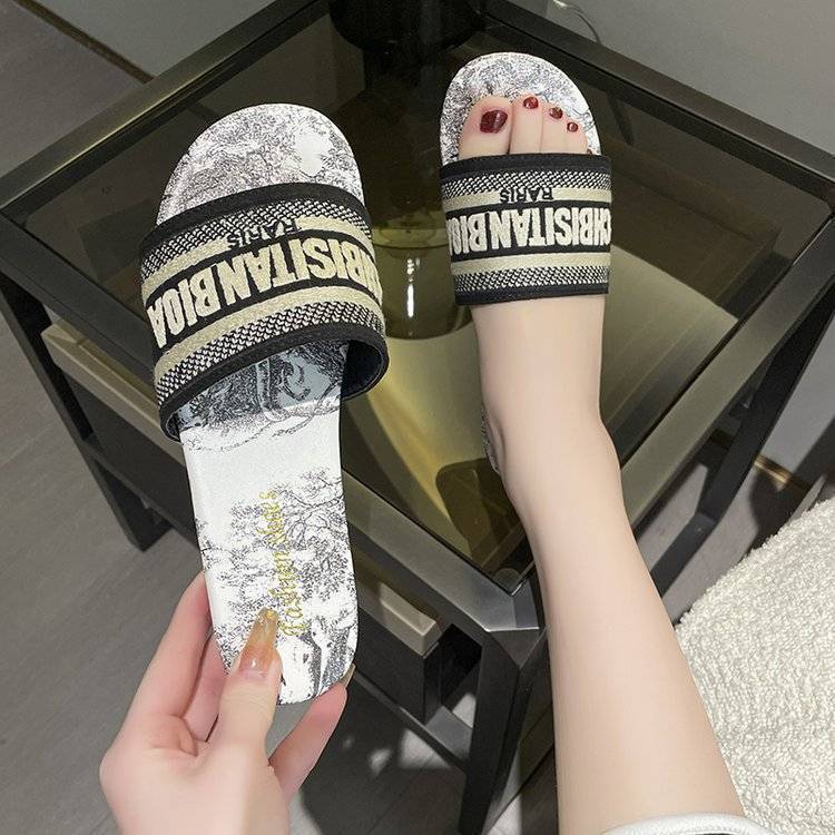 Designer Fashion Slippers Men's and Women's Sandals Popular Pool and Beach Flip-flops Shoes Slippers and Sandals Flip-flops with Flat Bottom