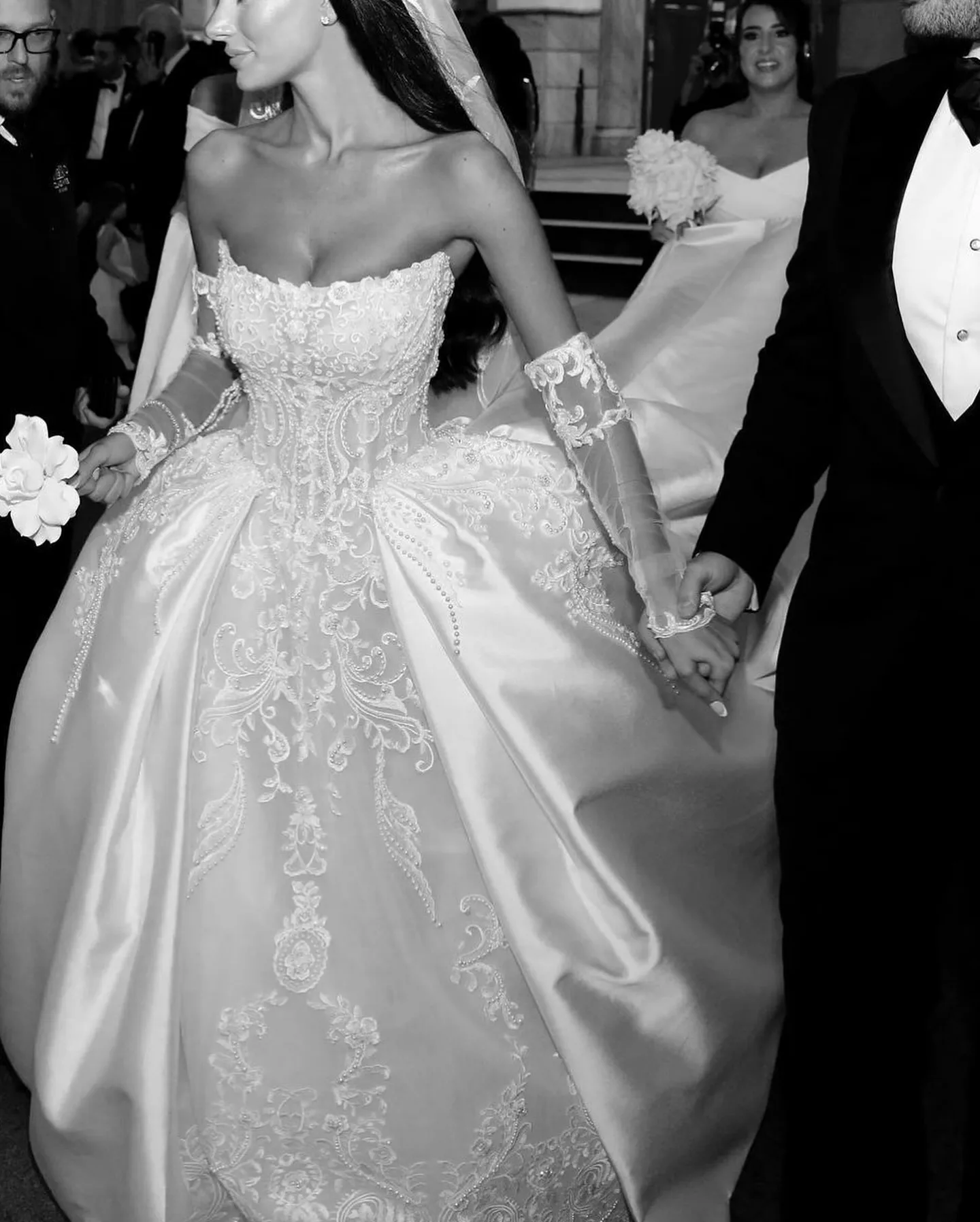 Modest Strapless Wedding Dress Ball Gown Elegant Appliques Lace Bridal Dress Customized Beads Pearls Dubai vestidos de novia