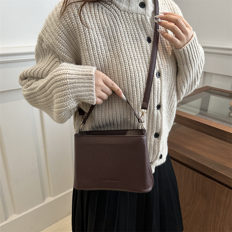 Top brand high-quality new free designer bag fashionable shoulder letter embossed elegant handbag 2025 new horizontal bucket small bag new free design