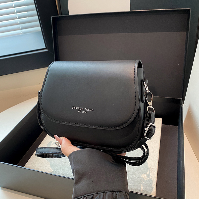 designer Autumn Niche Bag 2025 Fresh Fashion Texture Saddle Bag Single Shoulder Small Bag Simple Casual Crossbody Women's Bag