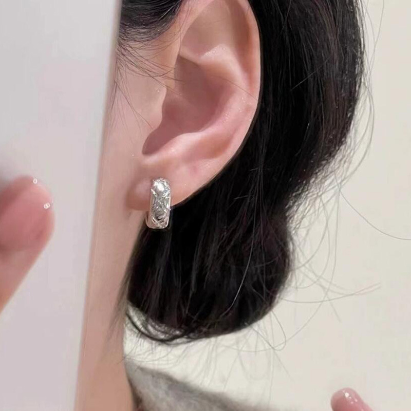 Western Inspired Rhombus Patterned Gold Metal Earrings for Women Exuding Luxury and Sophistication