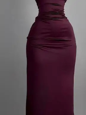 A long slit dress for elegant ladies figurehugging waistcinching and slimming red long 250604