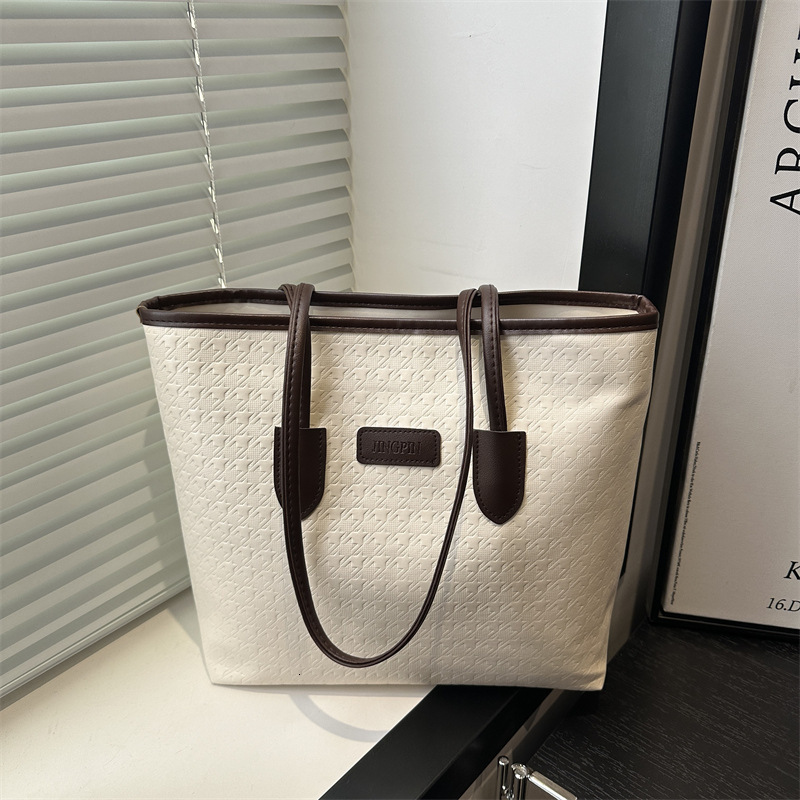 designer 2025 New Trendy Spring Fashion Single Shoulder Bag Large Capacity Bag for Women Students Class Commuting Casual Tote Bag