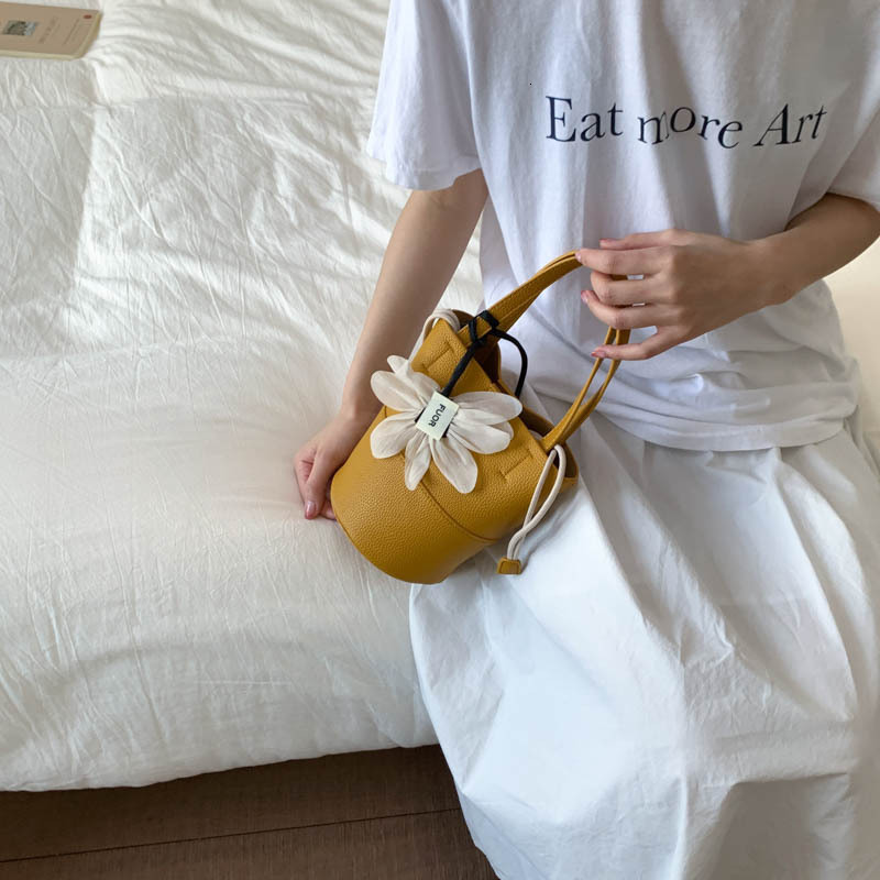 designer Minimalist Stylish Underarm Small Bag for Women 2025 New Summer High-end Niche Bucket Bag Versatile Crossb