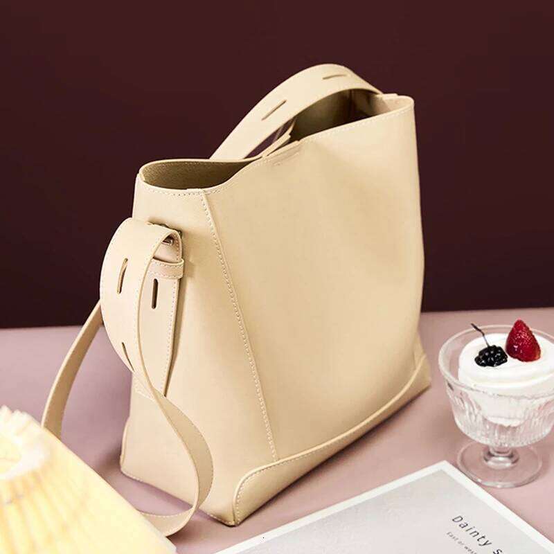 Fashionable New Hand-Held Shoulder Genuine Leather Women's Bag, Large Capacity Commuting Solid Color Bucket Bag 2025/06/06
