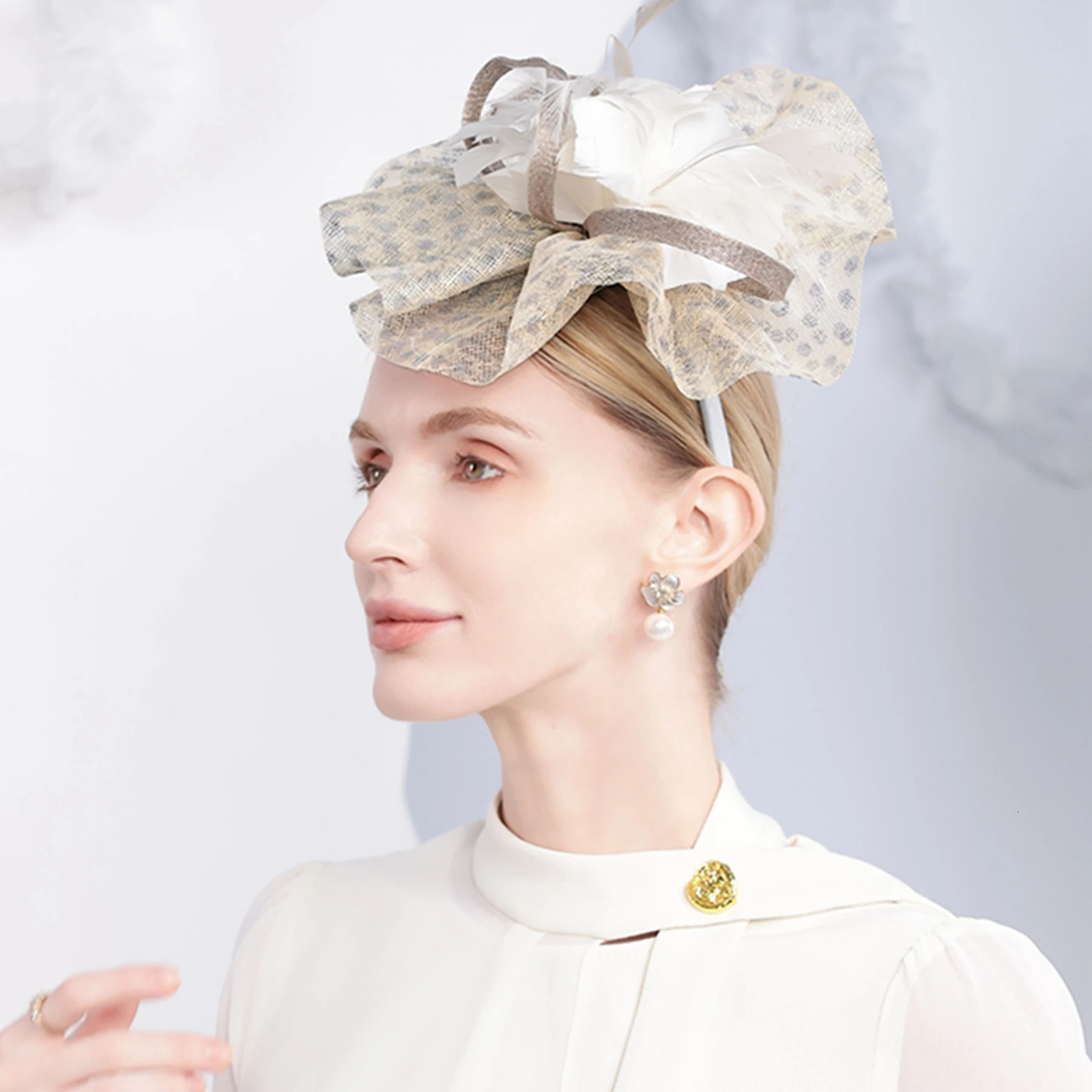 FS White Sinamay Fascinators Hats With Feather Summer Vintage Pillbox Hat For Women Elegant Cocktail Tea Party Headwear 250604