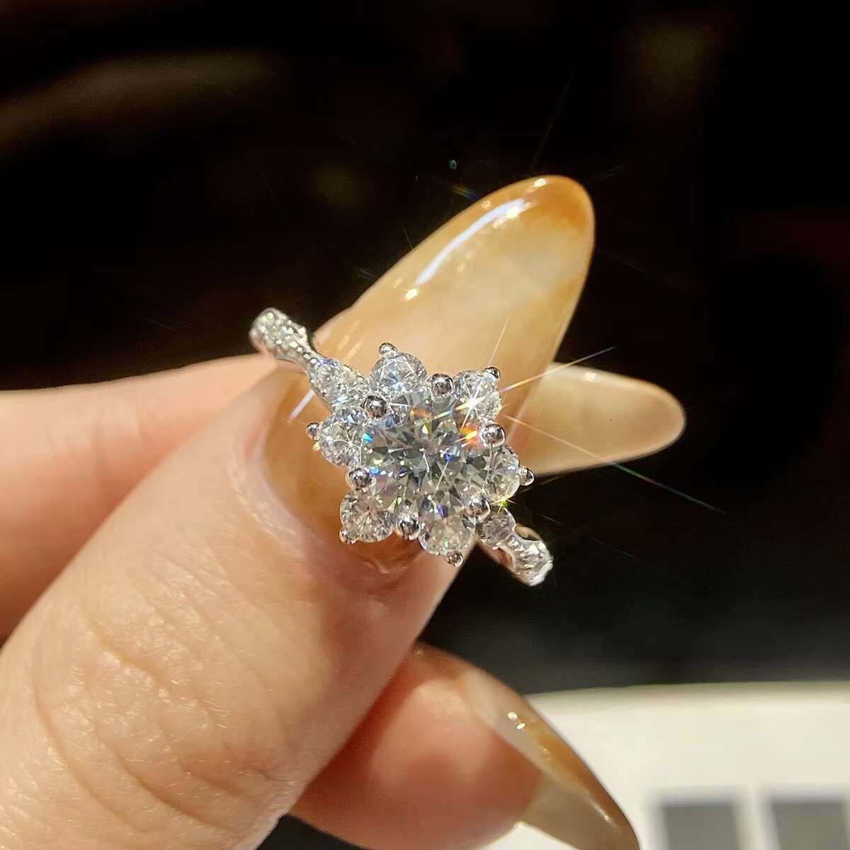 Ghetluxe Sparkling Real 1ct Moissanite Diamond Wedding Sun Flower Rings for Women 925 Sterling Silver Luxury Fine Jewelry