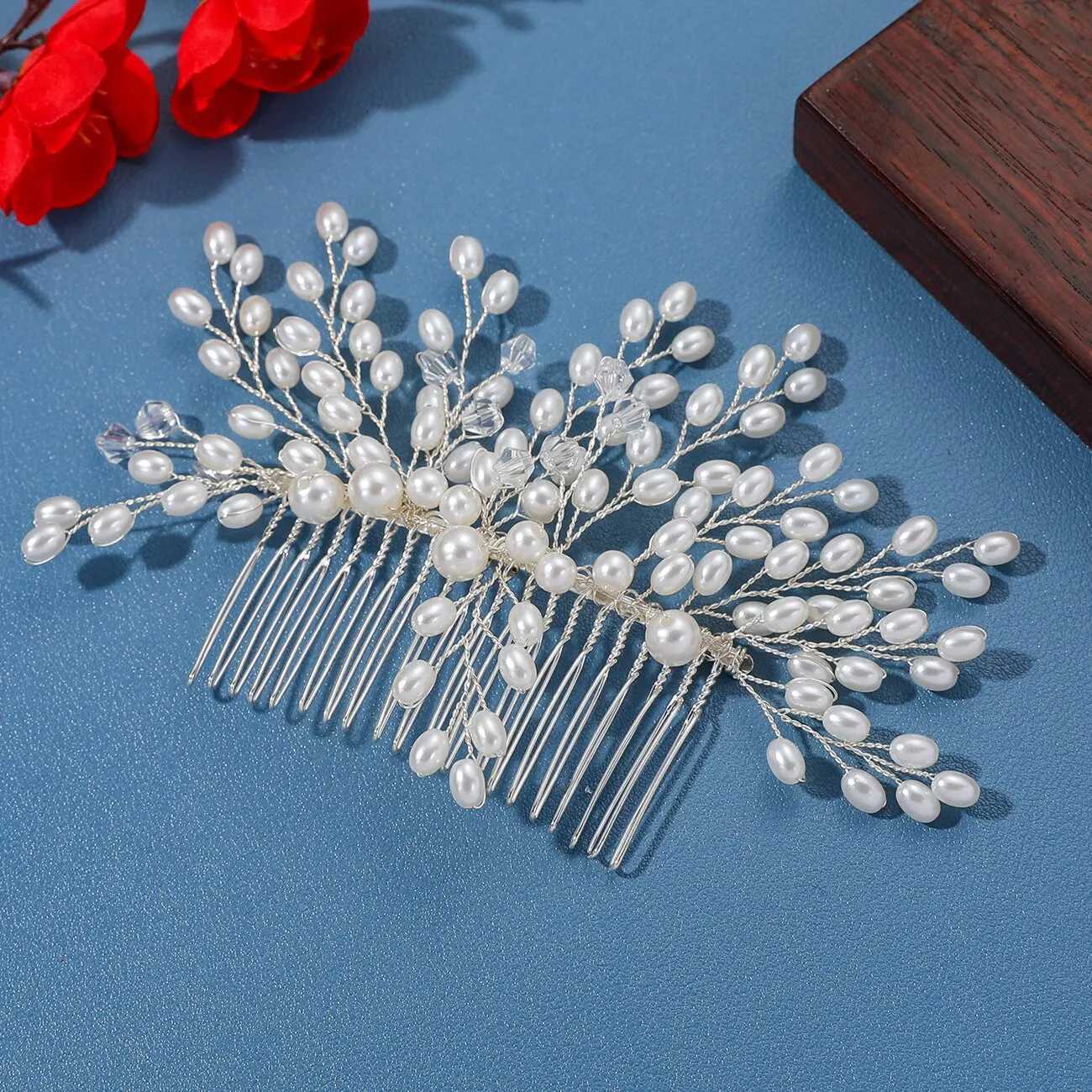 Pearl Flower Hair Comb European Style Tiaras Bride Headdress Pearl Girls Golden Crown Wedding Hair Accessories Party Jewelry Z250605