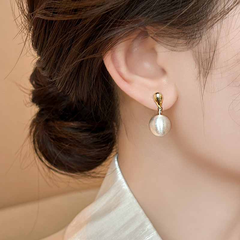 New Arrival Stylish and Versatile Imitation Pearl Metal Frosted Ball Stud Earrings for Women Fashionable Cold toned Color blocking Earrings