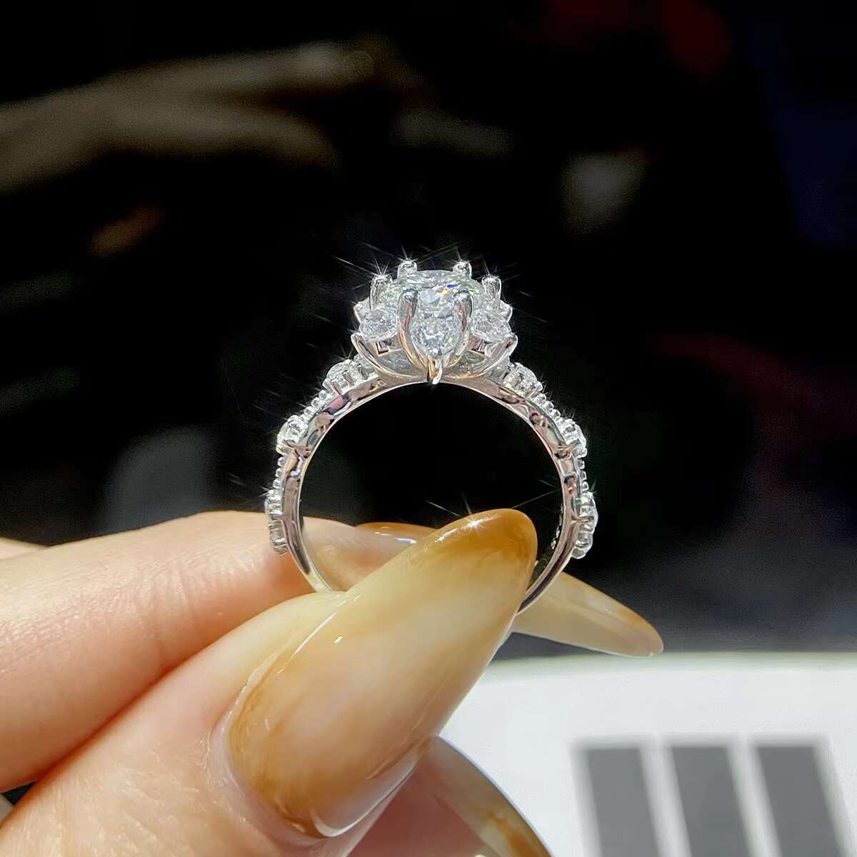 Ghetluxe Sparkling Real 1ct Moissanite Diamond Wedding Sun Flower Rings for Women 925 Sterling Silver Luxury Fine Jewelry