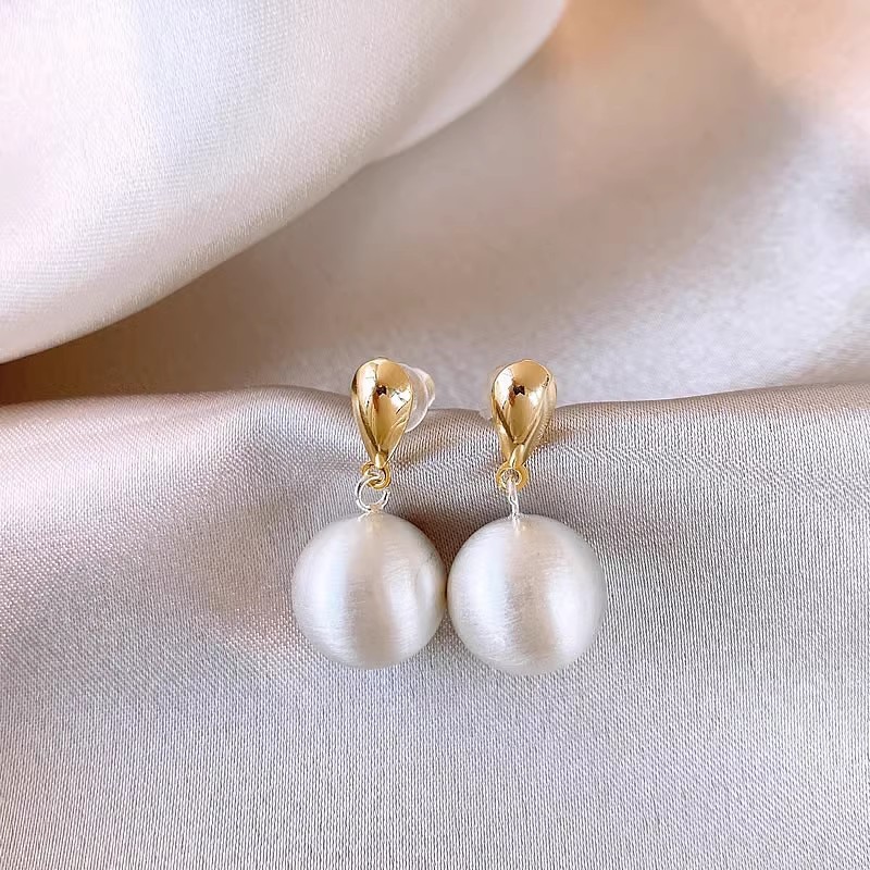 New Arrival Stylish and Versatile Imitation Pearl Metal Frosted Ball Stud Earrings for Women Fashionable Cold toned Color blocking Earrings