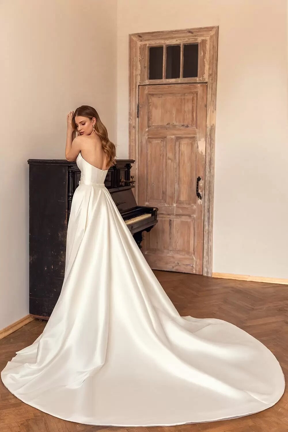 Elegant Satin Wedding Dresses A Line with Detachable Train Strapless Bride Gowns Custom Made Formal Cathedral Church Garden Bridal Dresses for Engagem