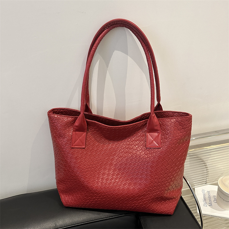 designer This Year's New Fashion Textured Woven Pattern Handbag Large Bag for Women Commuting Shoulder Bag Travel Tote Bag