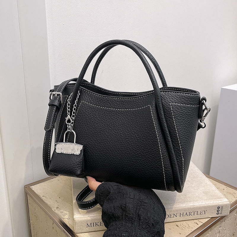 2025 new spring and summer women's bag simple casual women's hand-held bucket bag Korean style trendy fashionable shoulder bag niche texture