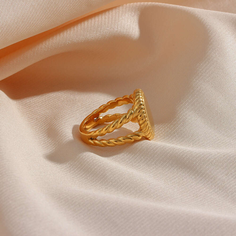 luxury rings Elegant Oval Link Bracelet Style with Golden Finish - A Must-Have Piece