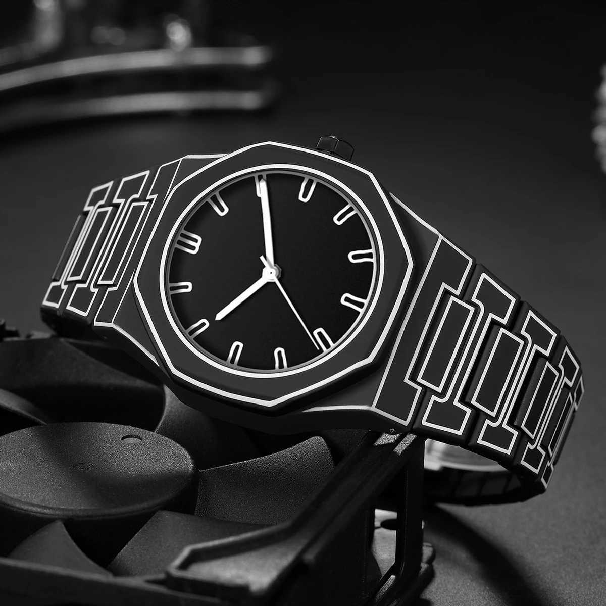 Hot Sale Silicone Comic Design Quartz Watch Classic Anime Lines Men Watches Watch Strap Sport Watches Man AAA Plastic Clock Y250605