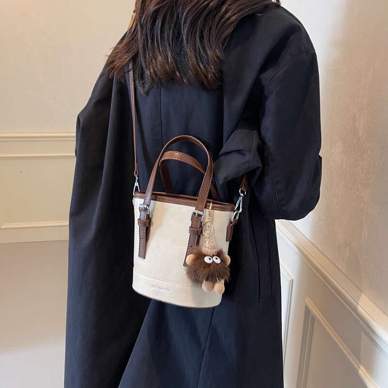 Niche Design Bucket for Women 2025 New Trend Simple Handbag Fashion Versatile Shoulder Crossbody Bag
