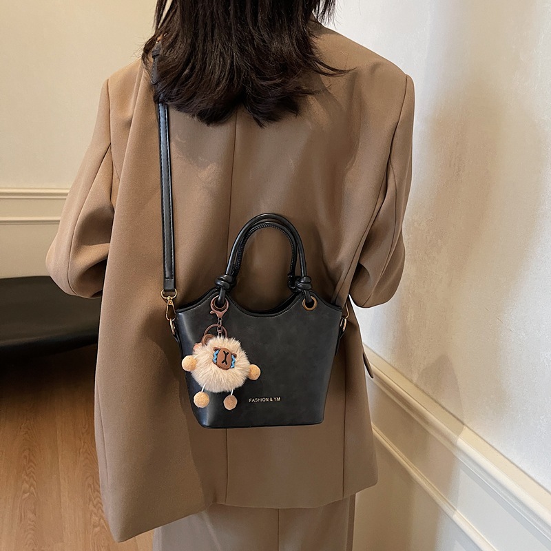 designer Vintage Fashion Casual Bucket Bag 2025 Winter New Trend Shoulder Bag for Work Commute High-end Crossbody Bag