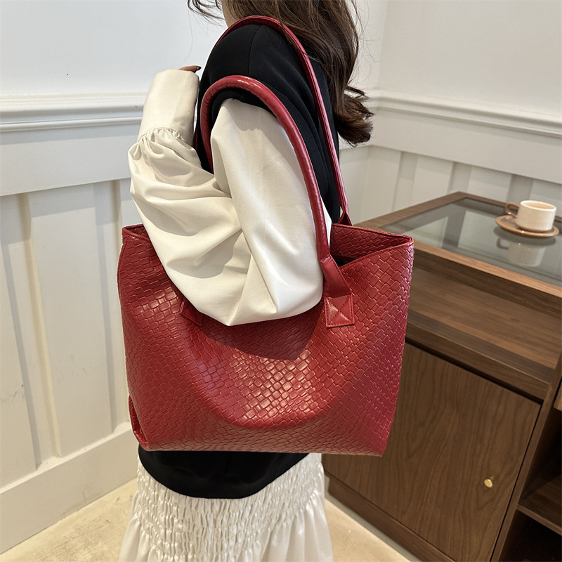 designer This Year's New Fashion Textured Woven Pattern Handbag Large Bag for Women Commuting Shoulder Bag Travel Tote Bag