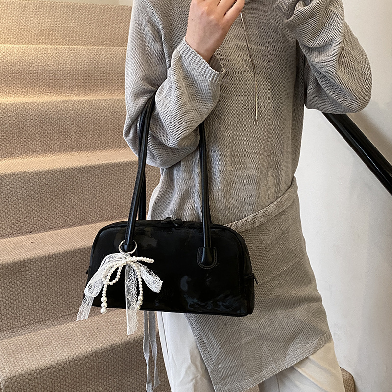 designer Niche Texture Fashion Single Shoulder Underarm Bag for Women 2025 New Spring Summer Large Capacity Commuter Handbag Bowling Ball Bag