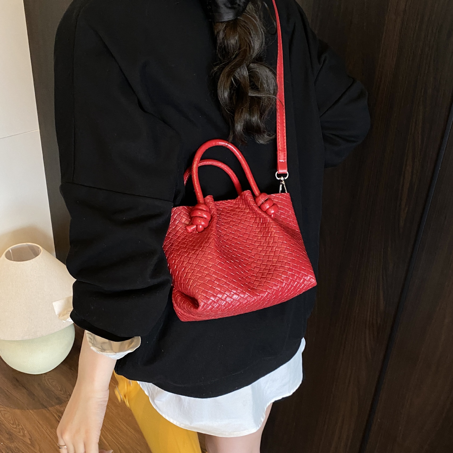 designer Handheld Woven Bucket Bag for Women 2025 New Trend Korean Style Tote Bag Simple Large Capacity Shoulder Under