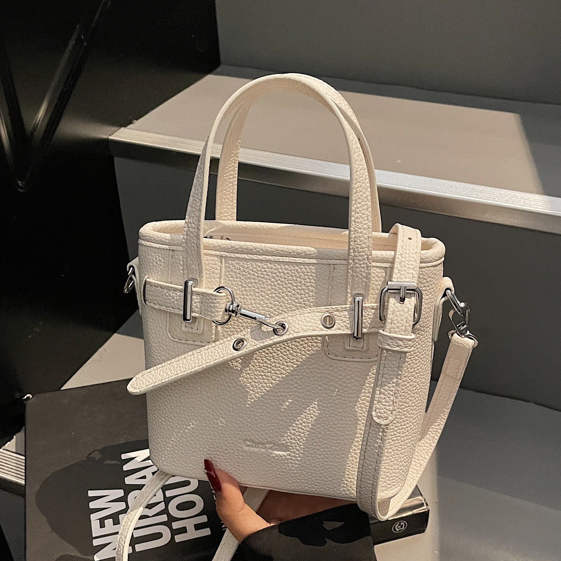 designer Minimalist Stylish Handheld Bucket Bag for Women 2025 Summer New Korean Version Single Shoulder Crossbody Bag Commuter Small Tote Bag