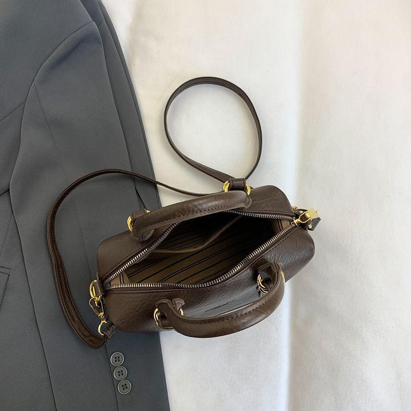 2025 Summer New Women's Bag New Handbag Women's Simple Retro Large Capacity Commuter Bag Fashion Leisure Designer Solid Color Shoulder Bag R