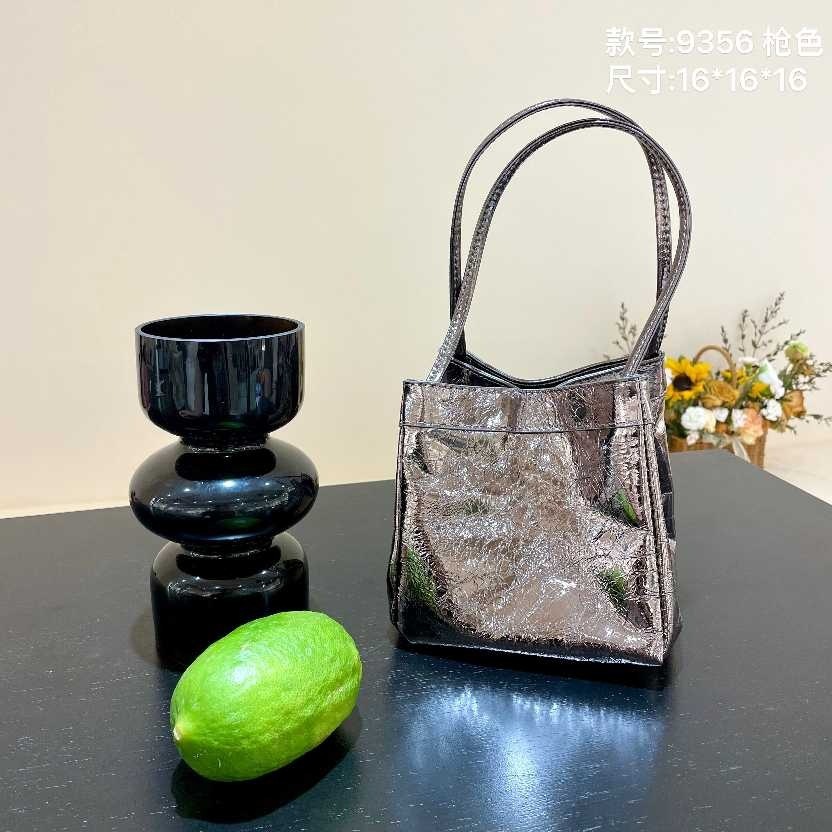 Autumn and winter niche design handbag, large capacity commuting leather single shoulder wing women's crossbody bag