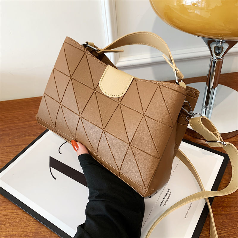 2025 Spring and Summer New Women's Bag, Simple Style, Fashionable and Casual Women's Bag New Single Shoulder Slanted Fashion Handbag, Design