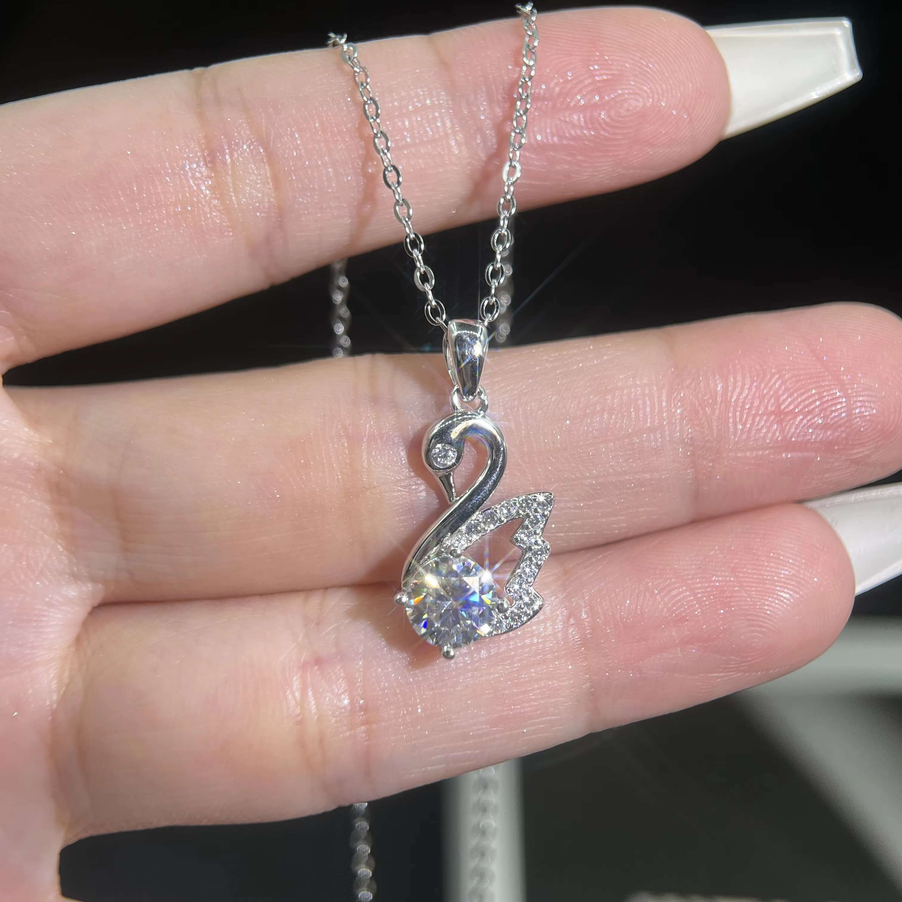 Luxury Modern Little Swan Shape S925 Sterling Silver VVS 1ct Moissanite Pendant Necklaces for Women Wedding Fine Jewelry