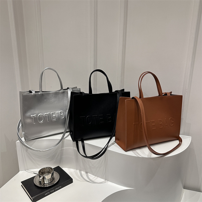 designer Textured Large Capacity Bag for Women 2025 New Fashion Handheld Tote Bag Autumn Retro Shoulder Bag Commuter Large Bag