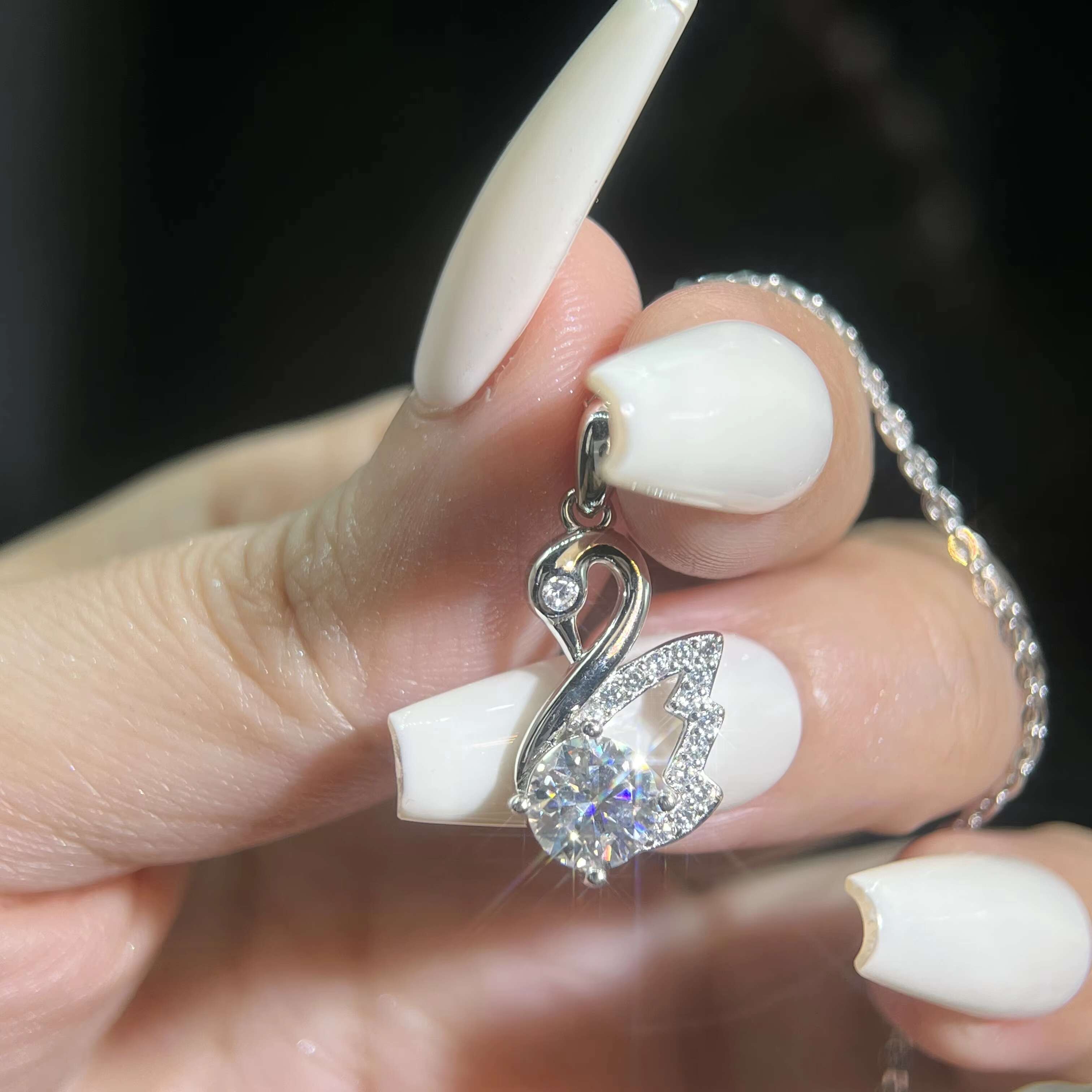 Luxury Modern Little Swan Shape S925 Sterling Silver VVS 1ct Moissanite Pendant Necklaces for Women Wedding Fine Jewelry