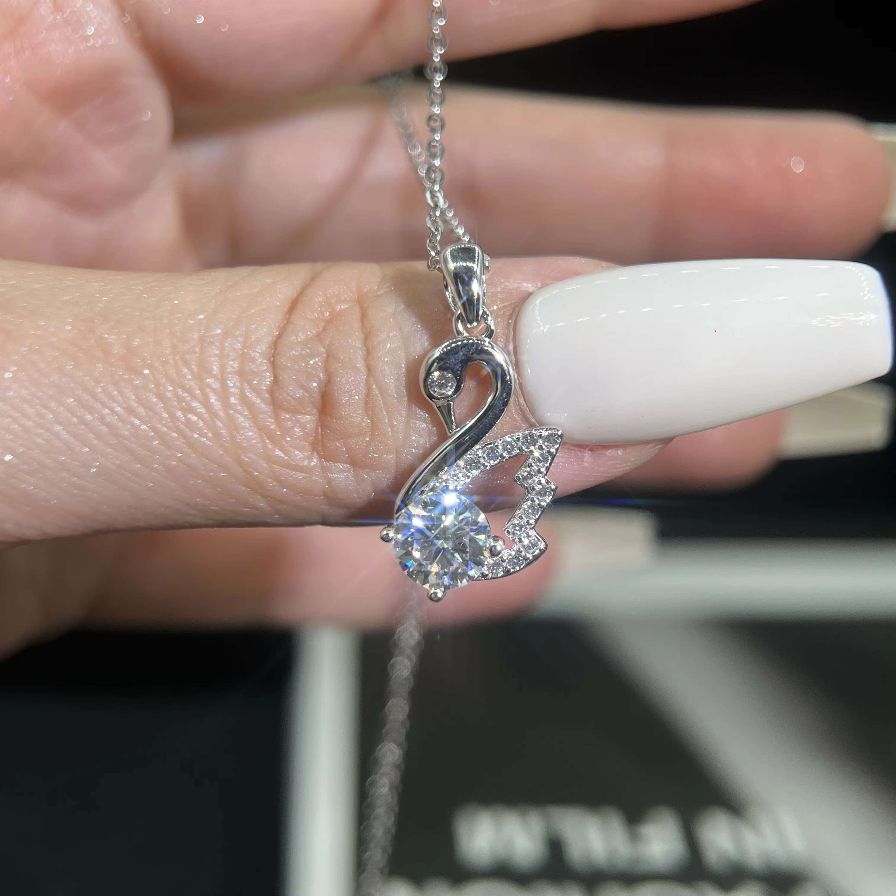 Luxury Modern Little Swan Shape S925 Sterling Silver VVS 1ct Moissanite Pendant Necklaces for Women Wedding Fine Jewelry