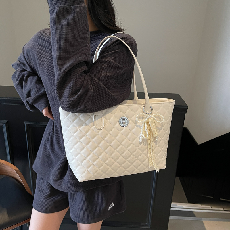 designer Quilted Chain Handbag 2025 New Women's Bag Trendy Versatile Large Capacity Shoulder Fashion Commuter Tote Bag