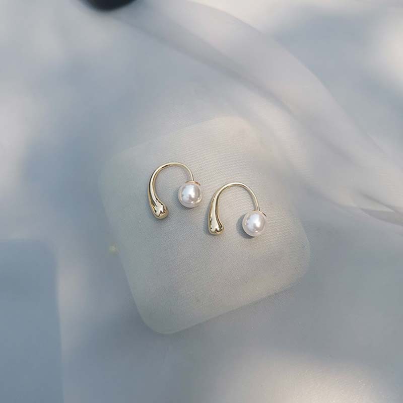 New Arrival French Inspired Minimalist Pearl Earrings Exude Sophisticated Luxury Niche Design