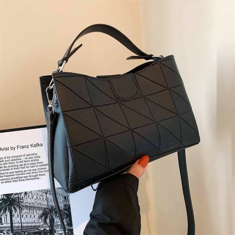 2025 Spring and Summer New Women's Bag, Simple Style, Fashionable and Casual Women's Bag New Single Shoulder Slanted Fashion Handbag, Design