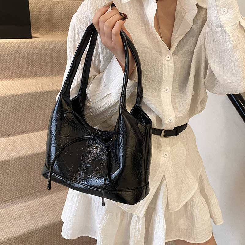 designer Cross-Border Trendy Fashion Oil Wax Leather High-Quality Texture Underarm Tote Bag Versatile Stylish Bowknot Shoulder Bag for Women